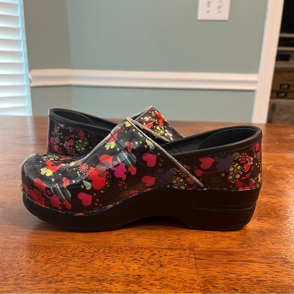 Dansko Valentine hearts red pink purple black clogs size 36 ladies 5.5-6 - Picture 7 of 12